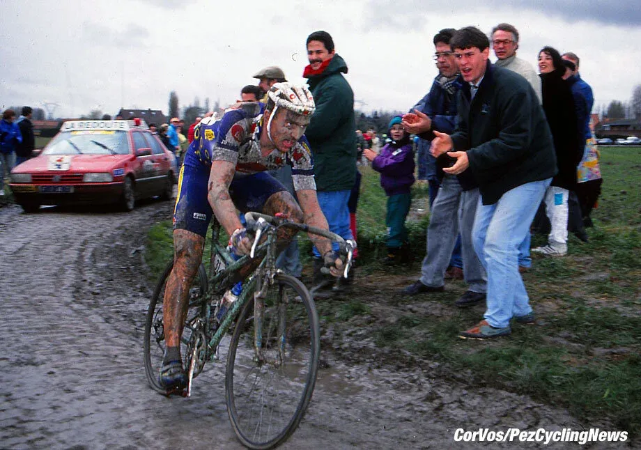 Johan Museeuw chasing Tchmil on his full suspension Bianchi.